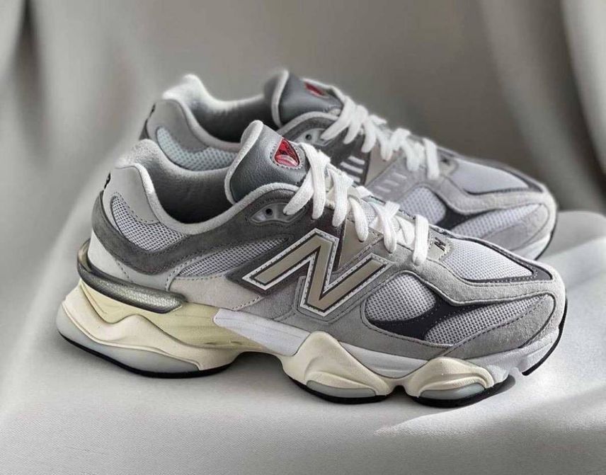 グレー出るんかい!!
グレーの方がかっこいいけど、2002と色かぶるからこっち