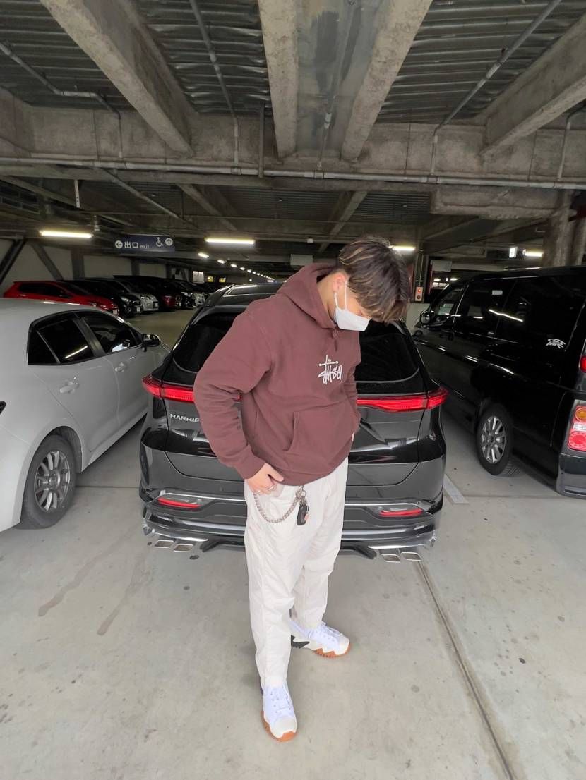 このパーカーの購入を考えています、185センチで写真2枚目く