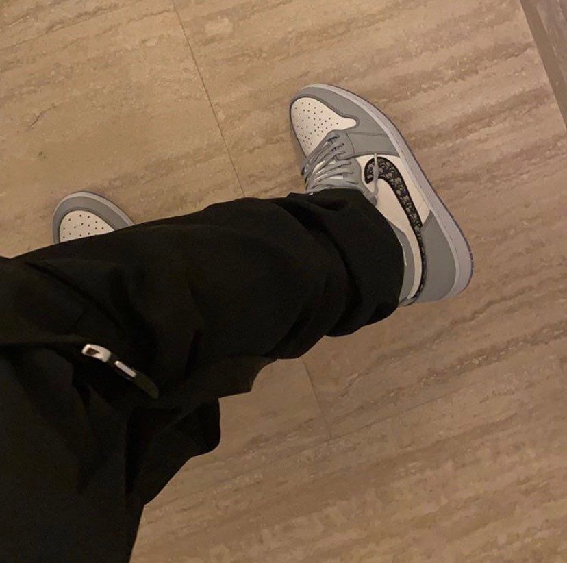AirJordan×Dior 
着用画像流石にかっこよすぎないか、、🤯🤯