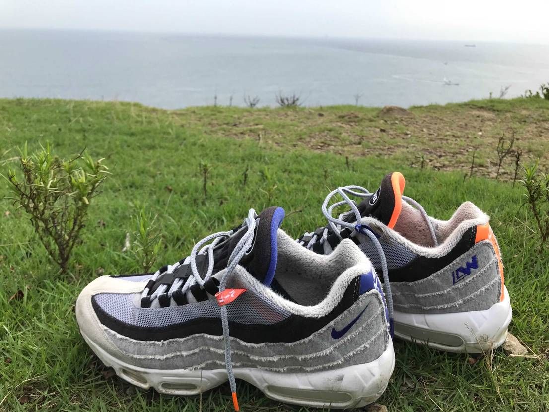 夏も終わりなので、崖の上に置いてみました。