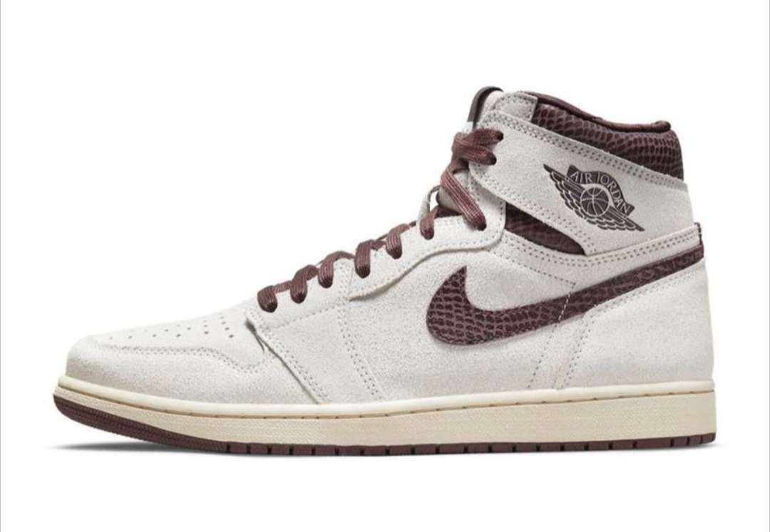 どっち買おうか迷ってます。汚れやすさとか実物の感じとか教えて下さい！