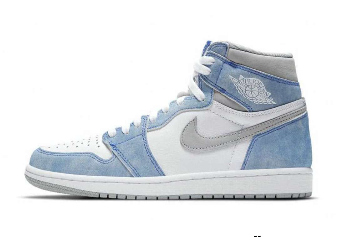 どっち買おうか迷ってます。汚れやすさとか実物の感じとか教えて