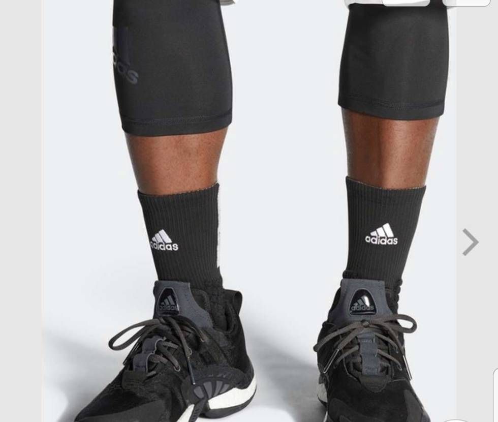 Yeezyに合わせるソックス探してるのですが、フロントにadidasロゴの入って