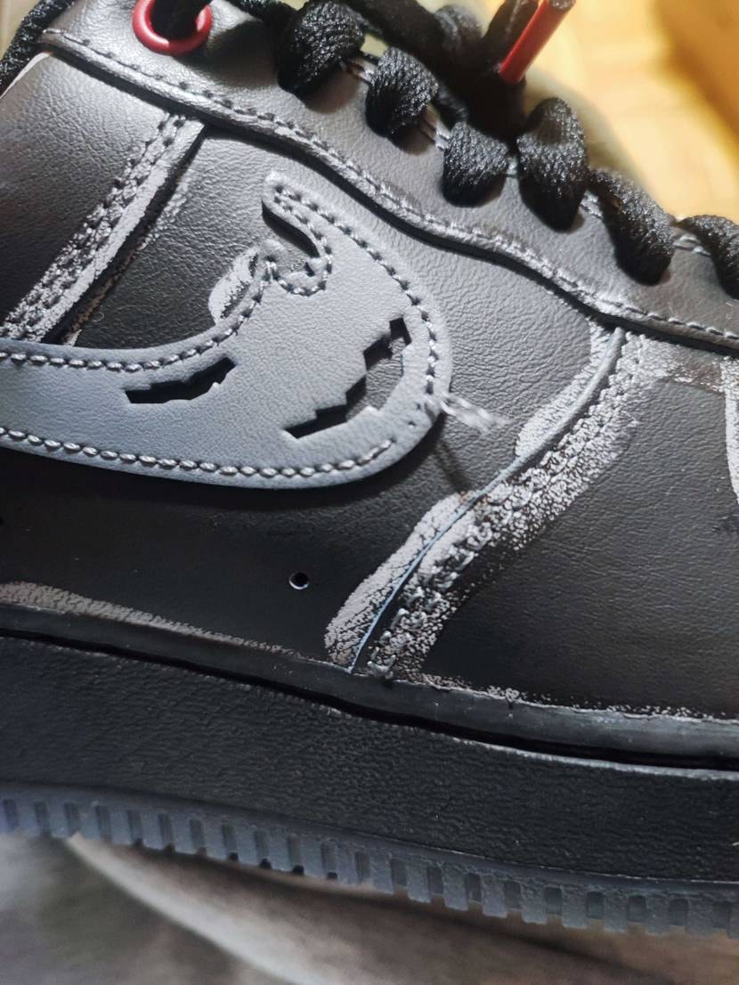 せっかく買えたのに縫われて無いのよ😭

これだからNIKEクオリティーとか言