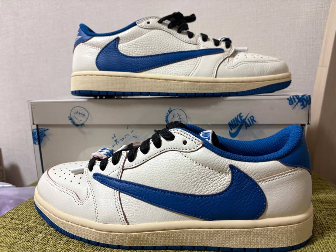 着弾。
最強トリプルコラボ。
象徴的な「逆スウッシュ」。
鮮やかなロイヤル