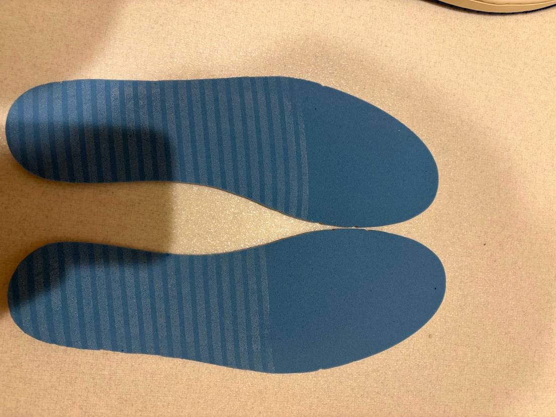 着弾。
最強トリプルコラボ。
象徴的な「逆スウッシュ」。