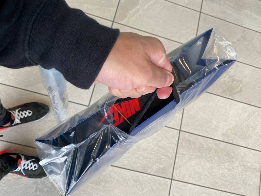 SNKRSはハズレたけど、
atmos店舗並びで買えました！