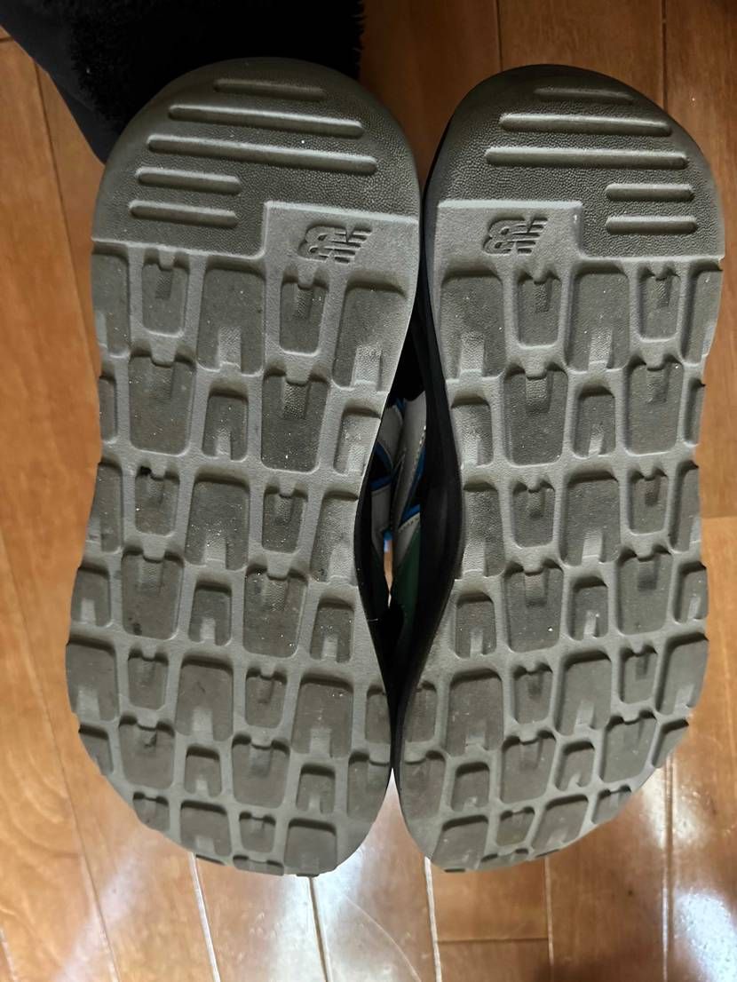 中古出品時から１度も箱から出していないのに、
「出品画像にはない削れあり」との