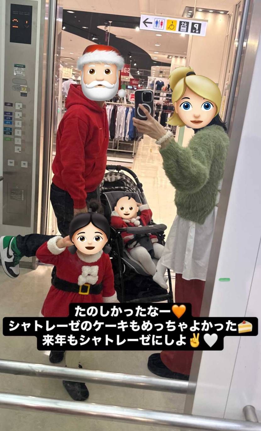 12/24、たまたまの単休に外出するのに、1歳と3歳の娘達がサンタのカッコすると
