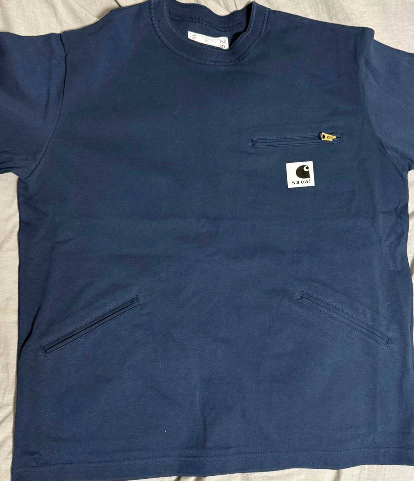 Tシャツはユニセックスというよりメンズサイズに近いです。横は割れてません。
ノ