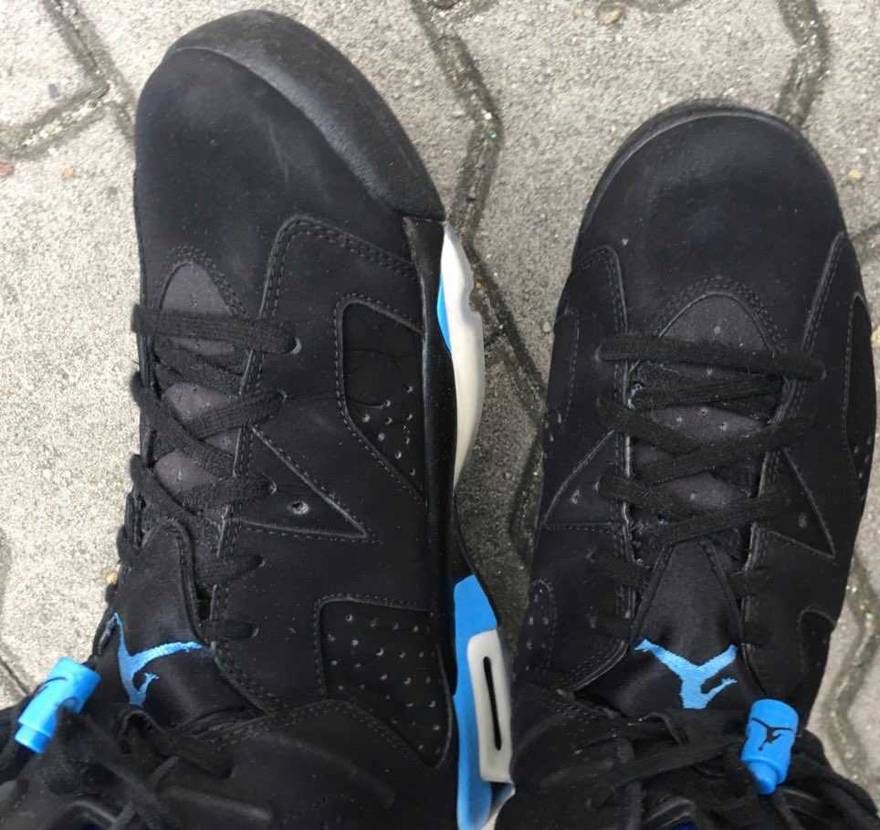 履いている人を、あまり見かけないような気がする、UNCカラー