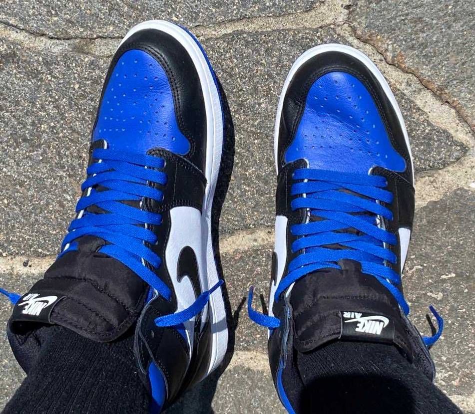 秋になったので、青紐から黒紐に戻した👟

青紐は爽やかで