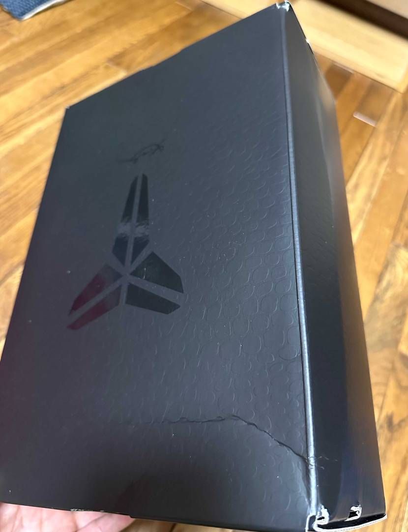 スニダンさんで、コービーをようやくゲット！👍
箱はベコベコで、試し履き感満載の