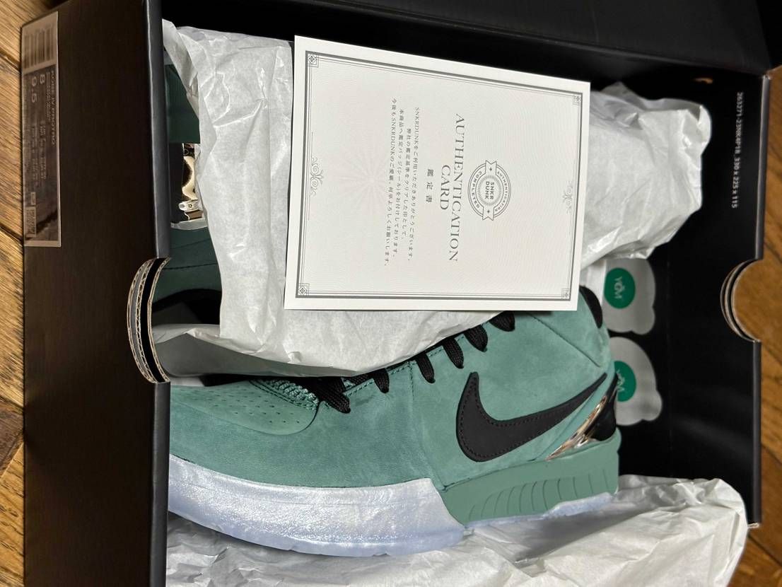 スニダンさんで、コービーをようやくゲット！👍
箱はベコベコ