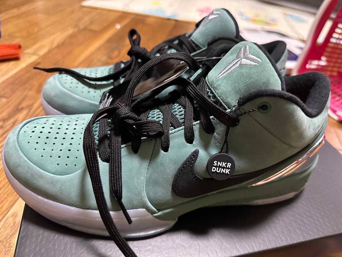 スニダンさんで、コービーをようやくゲット！👍
箱はベコベコ