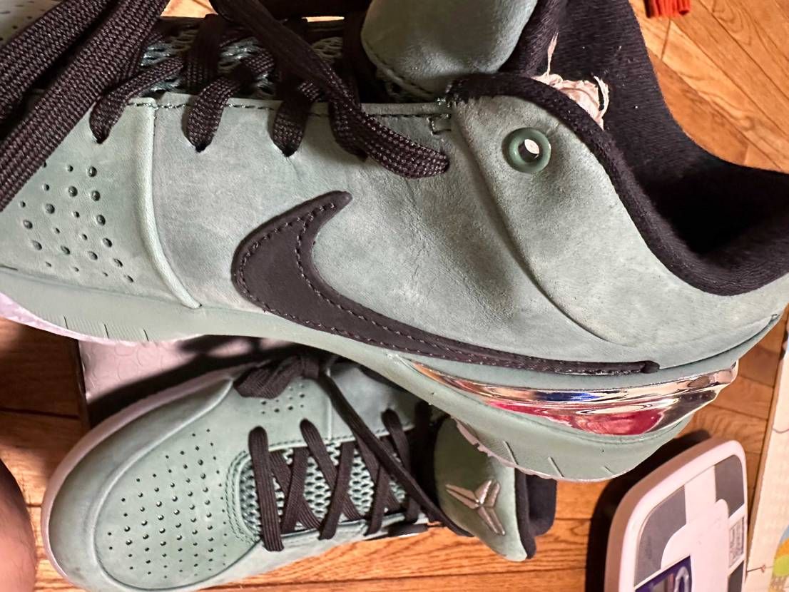 スニダンさんで、コービーをようやくゲット！👍
箱はベコベコ