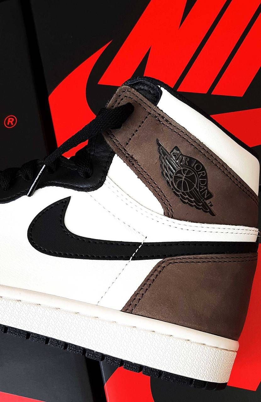 NIKE AIR JORDAN 1 RETRO HIGH O