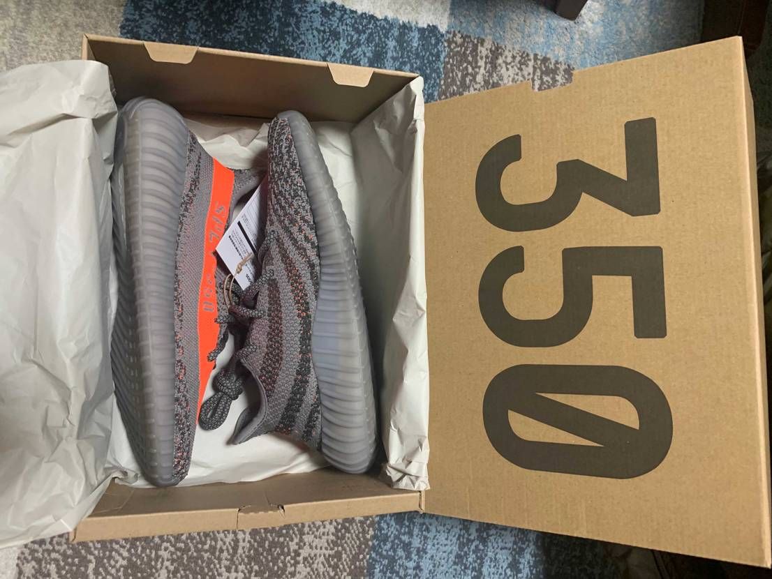 後輩がadidas confirmed当ててくれたyeezy
