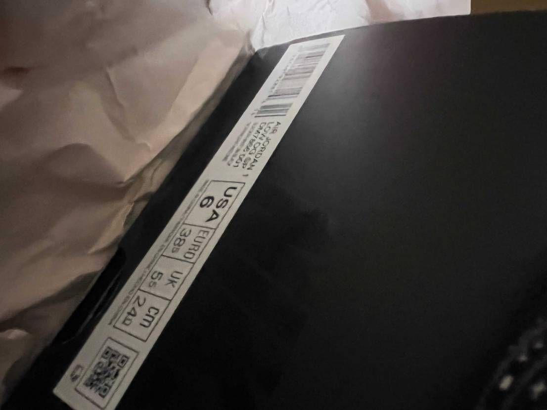 話題のトラヴィスのクリアソール問題。
個体差でしょう。
