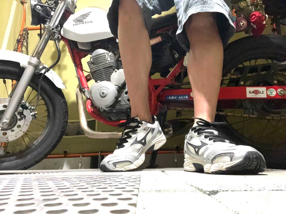 シルバーの入ったスニーカーを探してて、たまたま今日発売だったので即購入。
見た