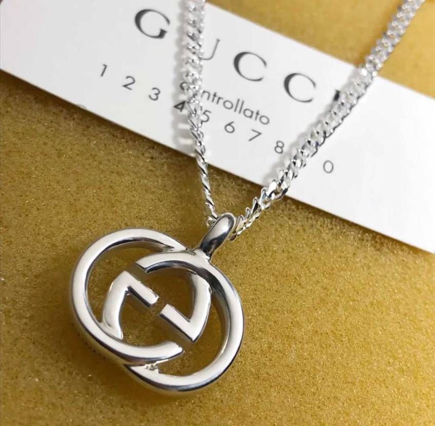 GUCCIのネックレス新品未使用
誰でもいいから買ってー！