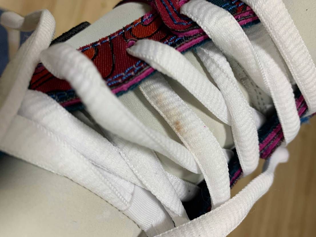 届いたNIKE SB× PARRAあからさまに紐にファンデーションついてる。
