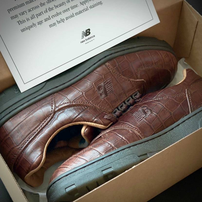 ようやく届きまして。
クロコレザーの質感、色合い、香り、良きです。

#n