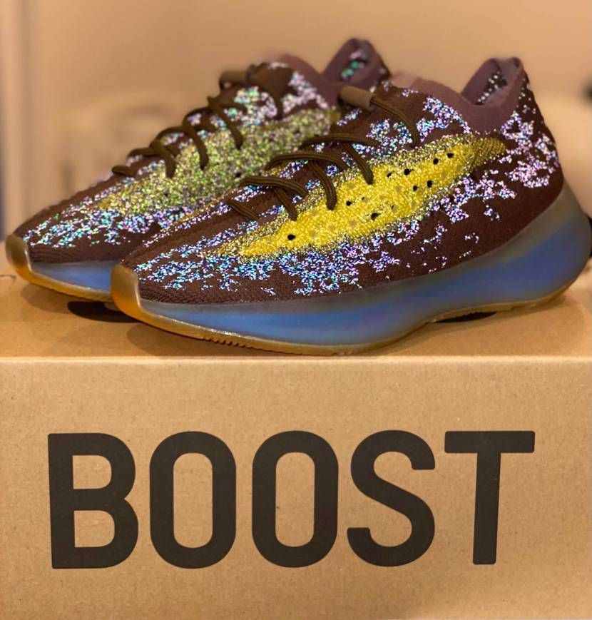 YEEZYBOOST380LMNTEを救いたい
光ってなくてもカッコイイよ