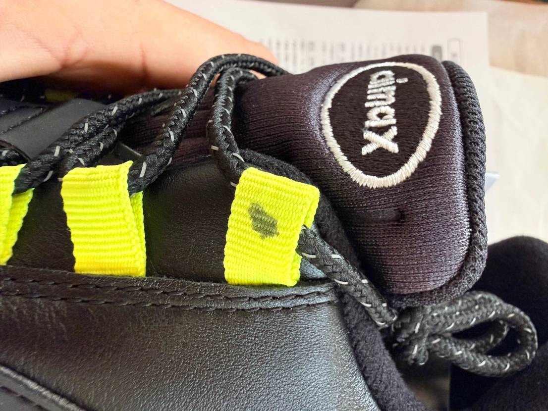 有識者の方、教えてください💦
さっきアトモスから届いてウキウキで開封したら、シ