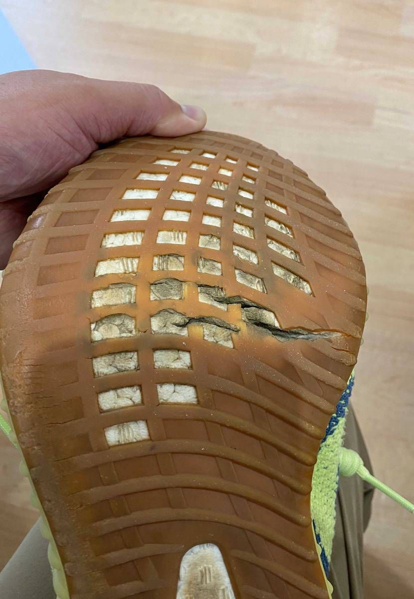 2年以上雪以外の時ほぼ毎日通勤で履いていたyeezy350v2
なんか違和感あ