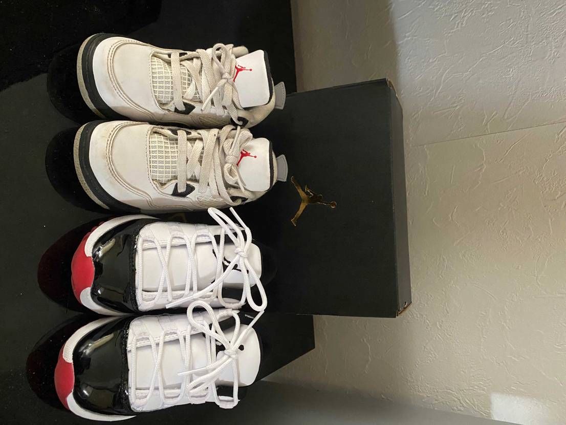 息子君のJordan4とJordan11
履いている時は水溜り、砂場はやめてー