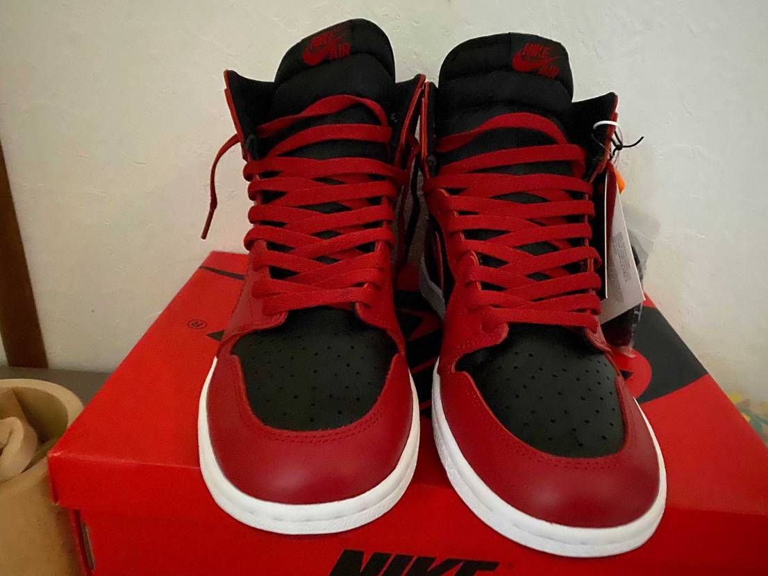 ついに初Jordan1HI形も色もかなり綺麗
紐って意外に短いんだなー


