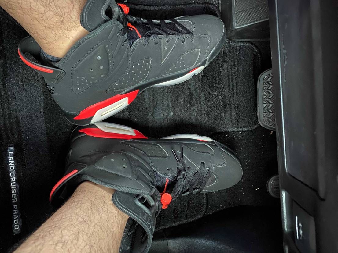 突然のゲリラ豪雨により車に閉じ込められました。
早くでたいけどJordan6を