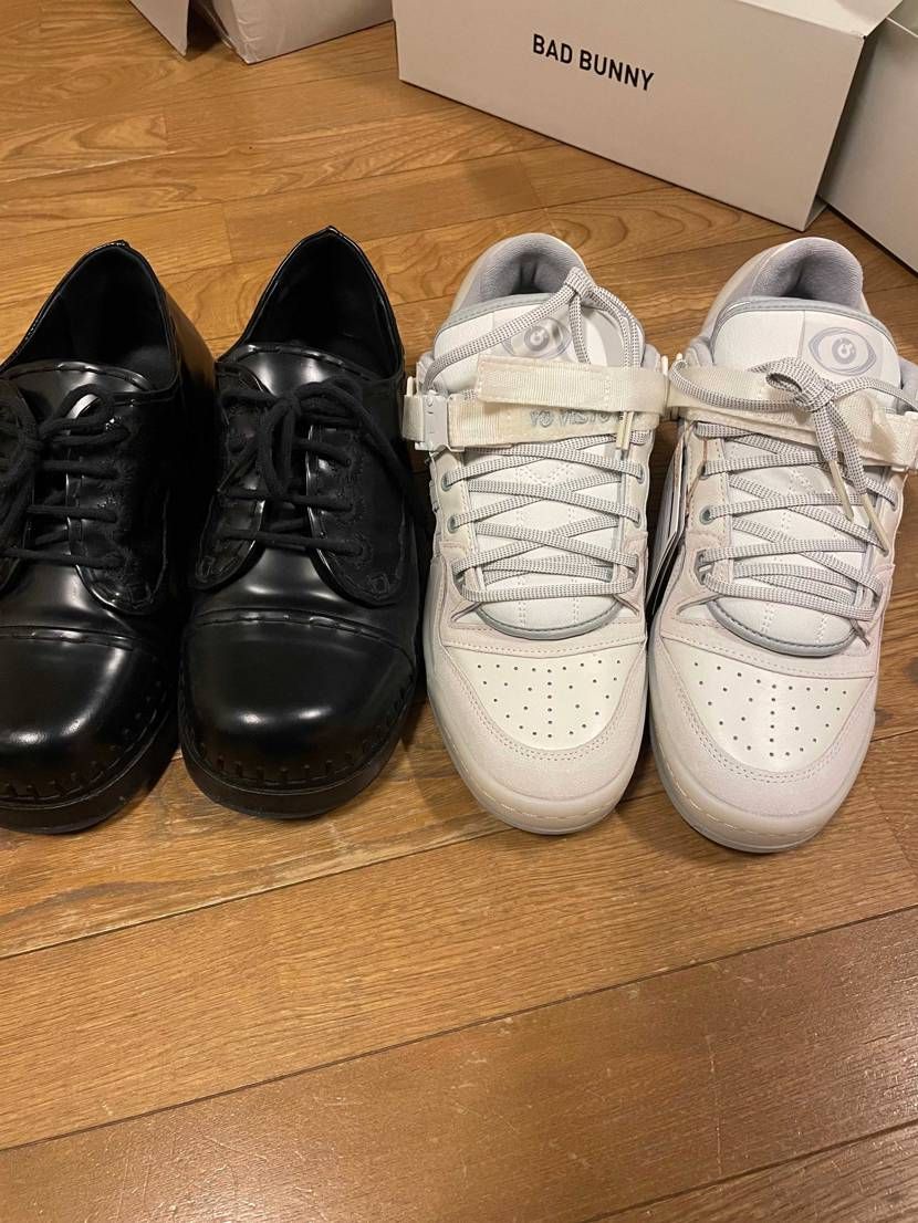 バッドバニーの良さを伝えようとしてトレンドのボリュームのある革靴と並べて投稿して