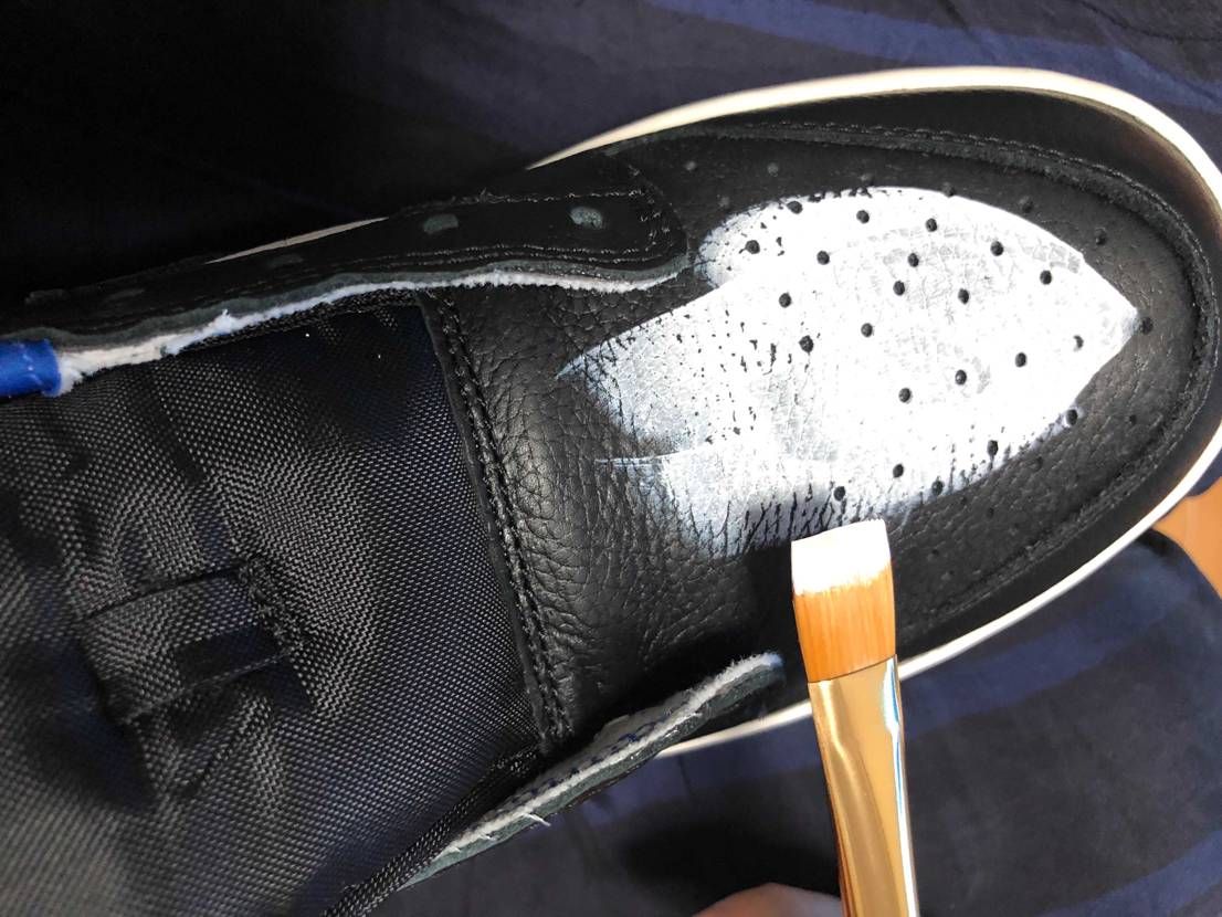 下地ブラックからホワイト

100金のチープな筆じゃなければマスキングテープ