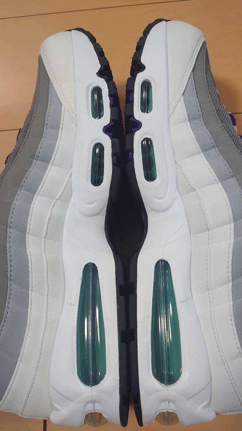 先行発売のやつです。アッパーのサイドパネルの太さが左右で違います。皆さんどうです