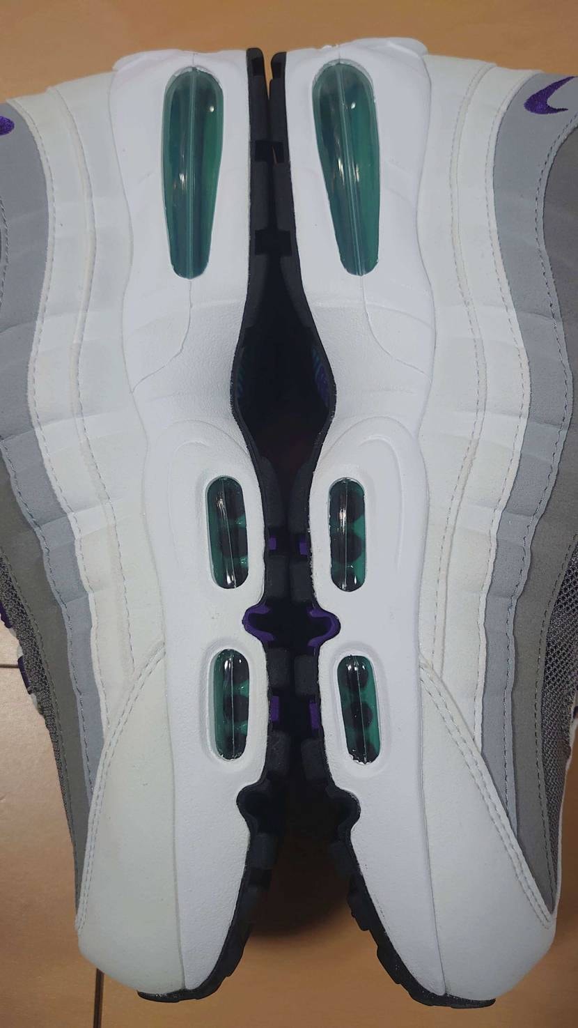 先行発売のやつです。アッパーのサイドパネルの太さが左右で違い