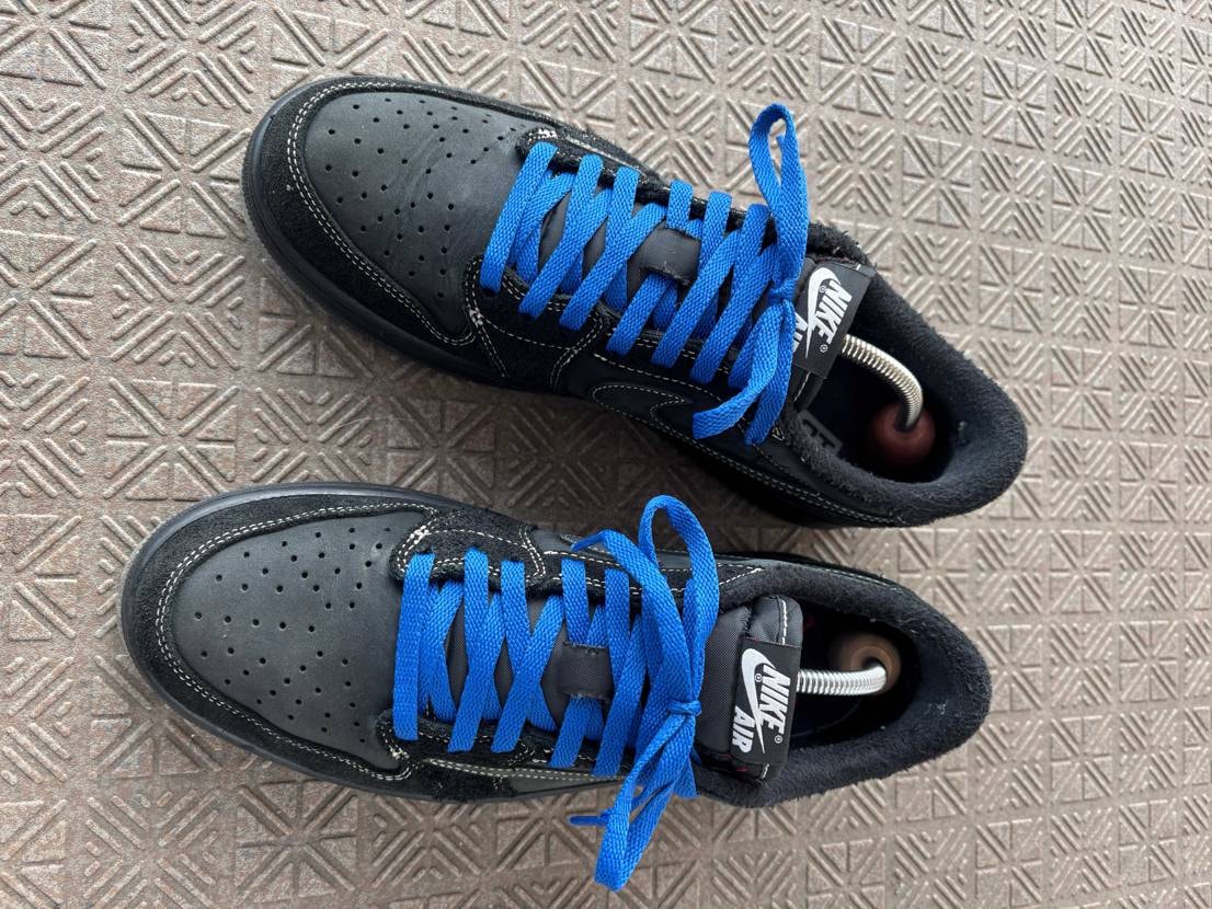 トラヴィススコットaj1
ブラックファントム
黒紐から青紐に変えてみました\