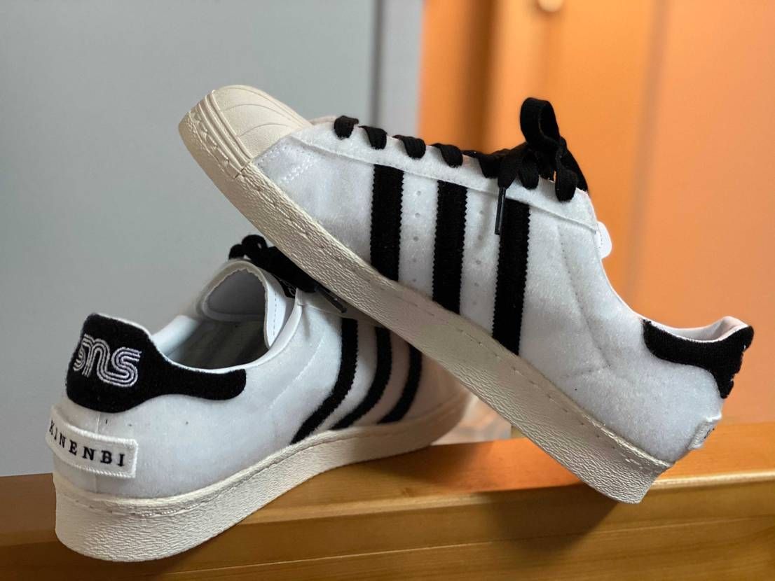 全然人気ないけど王道のスーパースター購入
黒のシューレースついてたし花も遊び心