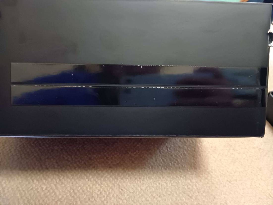 ストーンアイランド店舗購入された方で、写真のようなテープ貼られていましたか?