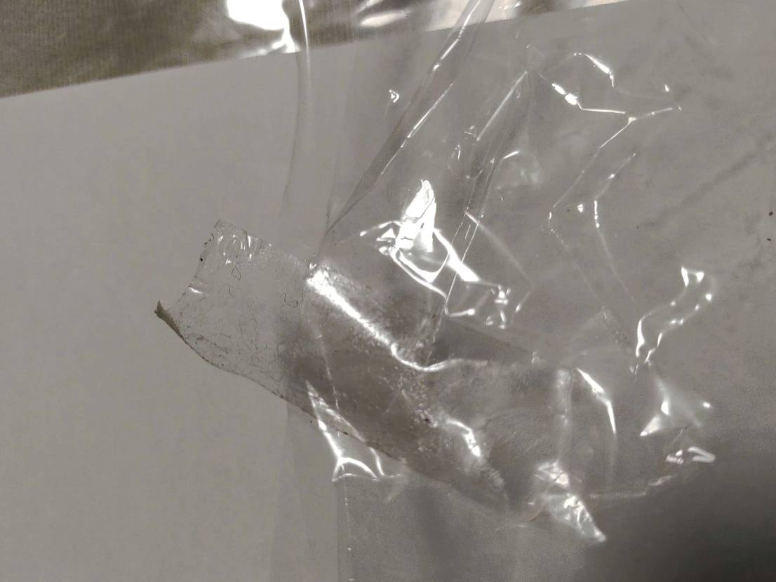 質問です。
シュプのアパレルが入っている袋のテープは写真のような感じならば、剥