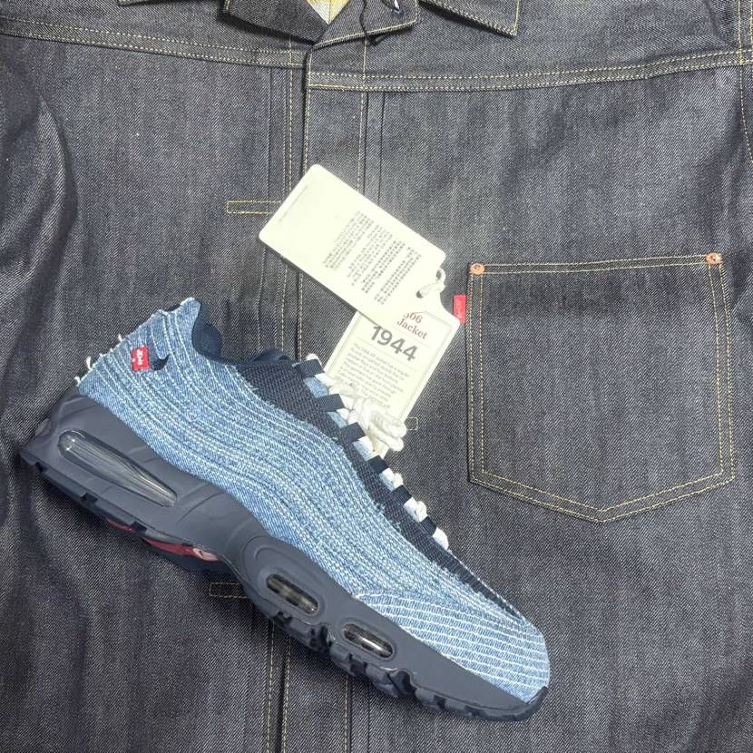 air max 95 × levis
紐替え完了したよ🐶