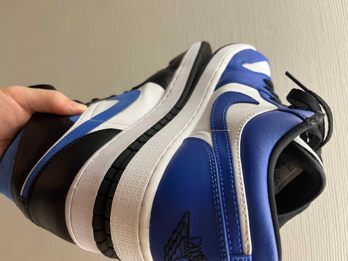 aj1についての質問なのですが、lowとmidでアウトソールの大きさって違うもの