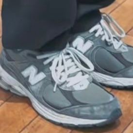 こちらのスニーカー名を教えて頂けないでしょうか？よろしくお願い致します🙇‍♂️