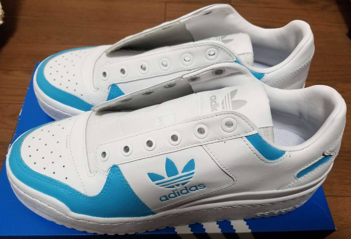 彼女の真っ白いadidasのスニーカーをUNCカラーにカスタ