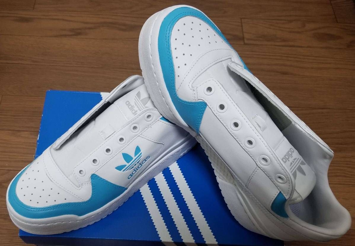 彼女の真っ白いadidasのスニーカーをUNCカラーにカスタ