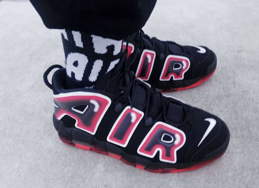 今回はAIRのソックスをAIR MORE UPTEMPO "LASER CRIM