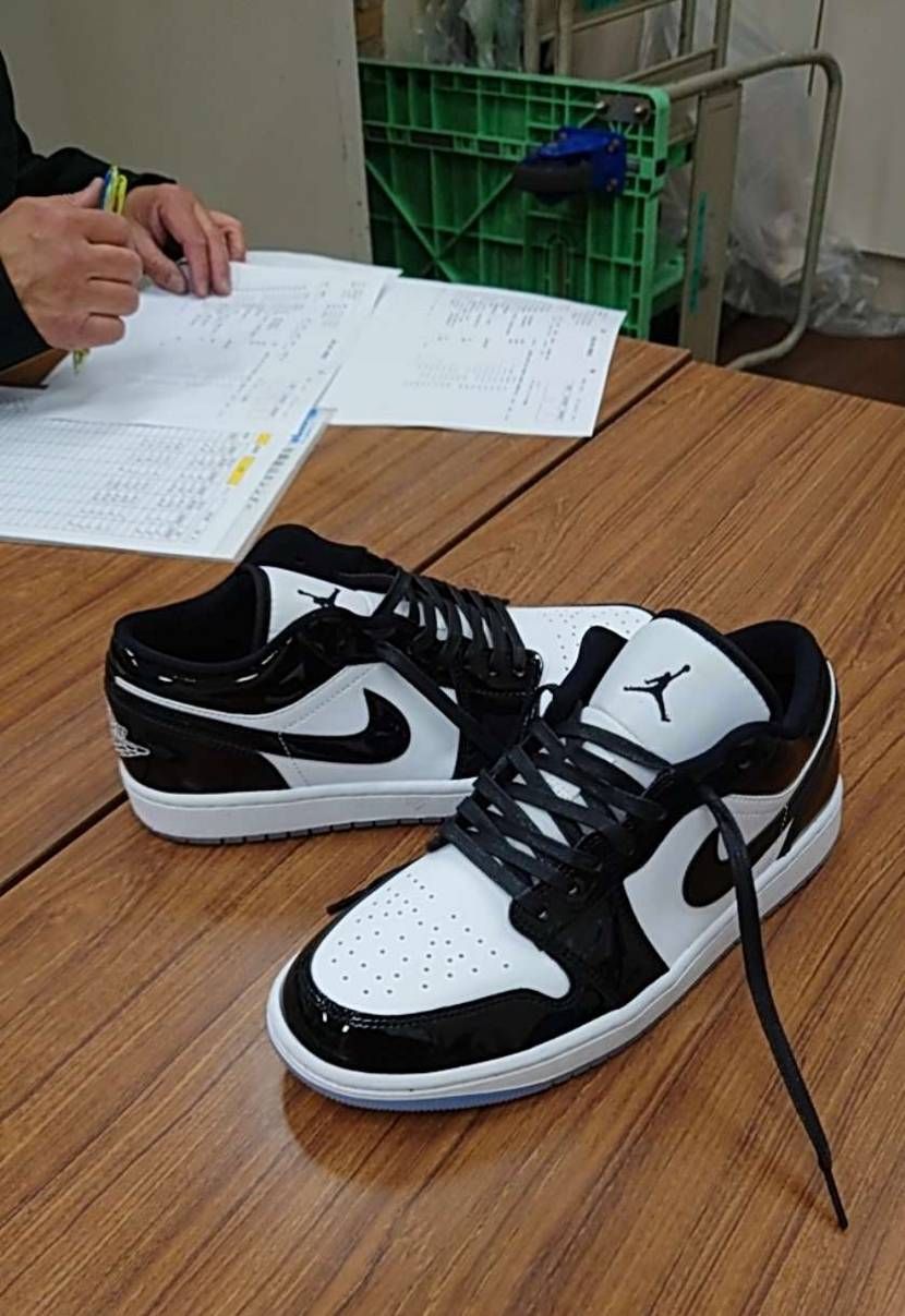 サイズが合わなくて上司に買い取ってもらった。
黒のシューレースをオマケでつけて