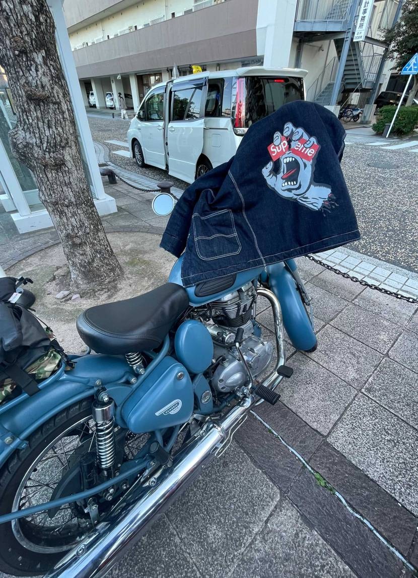 良きバイクに
良きデニムジャケ👍