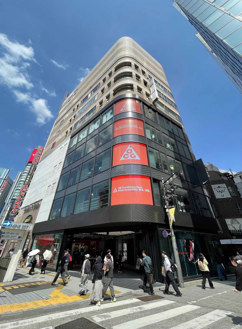 「ナイキ 新宿」が4月10日にオープン。
ということで1日
